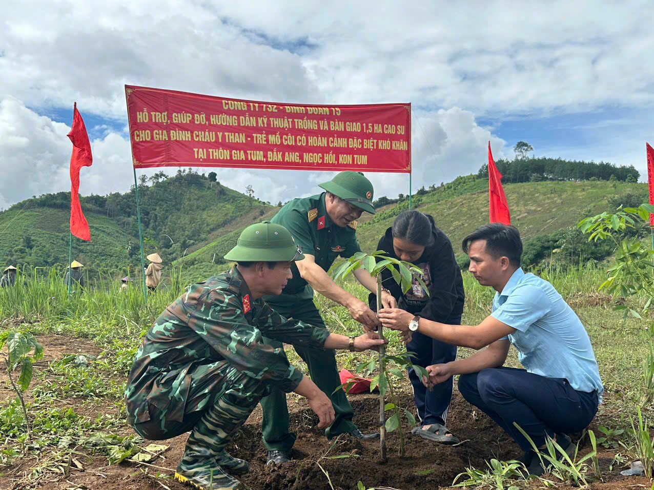 NÔNG DÂN KON TUM VƯỢT KHÓ, LÀM GIÀU Nông dân huyện Ngọc Hồi thi đua lao động, sản xuất giỏi